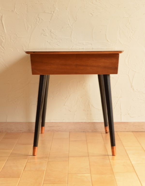アンティークのテーブル　アンティーク家具　カッコイイ北欧インテリア、ヴィンテージコーヒーテーブル（カトラリーテーブル）。シンプルだけどキレイに見える工夫が感じられるテーブルです。(k-1247-f)