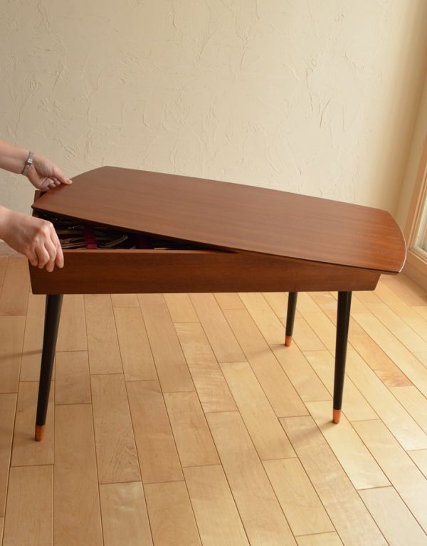 アンティークのテーブル　アンティーク家具　カッコイイ北欧インテリア、ヴィンテージコーヒーテーブル（カトラリーテーブル）。天板をこんな風に回転させると中がボックスになっています。(k-1247-f)