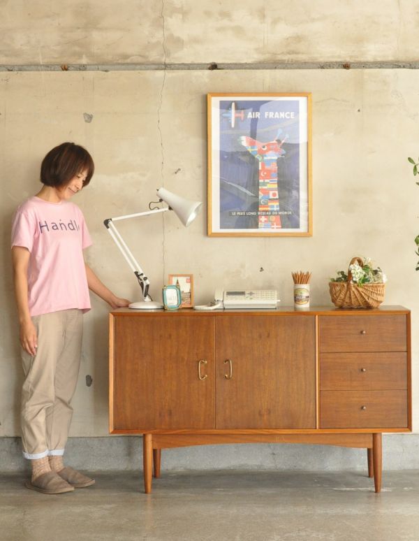 シンプルなビンテージ家具、小さなサイズのサイドボード（テレビ台）(k