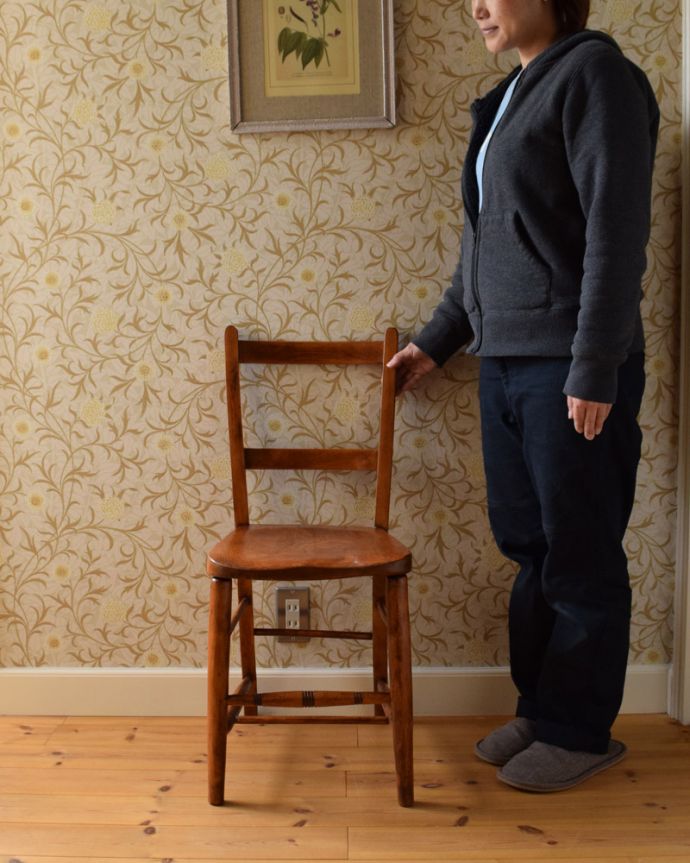 キッチンチェア　アンティーク チェア　シンプルな背もたれの可愛い木製椅子、アンティークのスクールチェア。どこか懐かしさを感じるデザインとシンプルさがスクールチェアの魅力です！(モデルの身長は157cmです)。(k-1251-c)