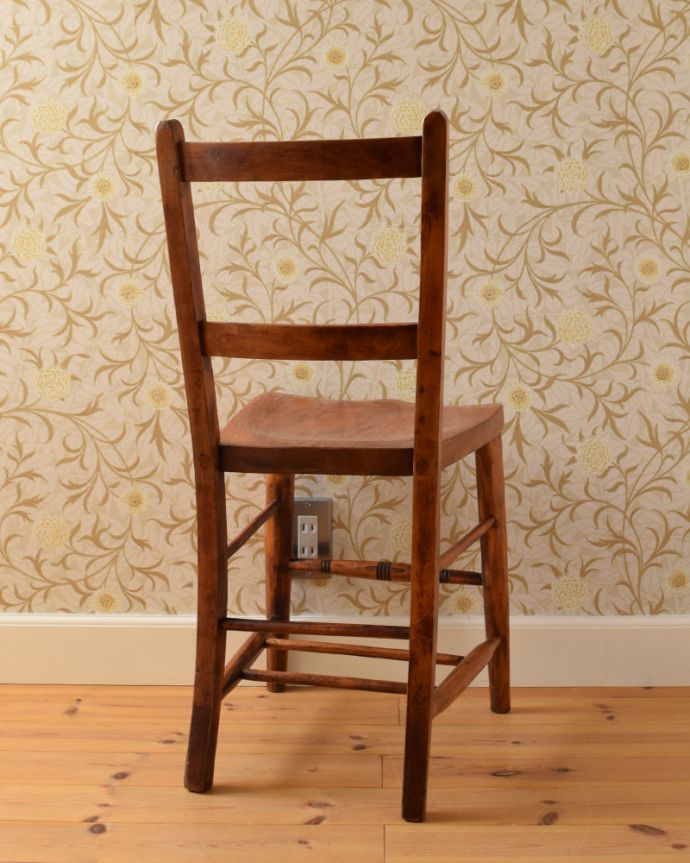 キッチンチェア　アンティーク チェア　シンプルな背もたれの可愛い木製椅子、アンティークのスクールチェア。どこから見ても絵になります。(k-1251-c)