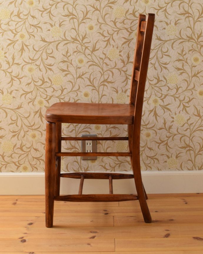 キッチンチェア　アンティーク チェア　シンプルな背もたれの可愛い木製椅子、アンティークのスクールチェア。アンティークなので、年月を経て、味わい深い色になっています。(k-1251-c)