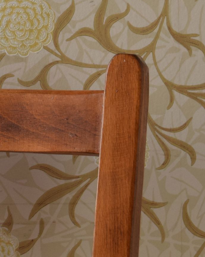 キッチンチェア　アンティーク チェア　シンプルな背もたれの可愛い木製椅子、アンティークのスクールチェア。木目や色は1脚1脚微妙に違いますが、どれもキレイに仕上げています。(k-1251-c)