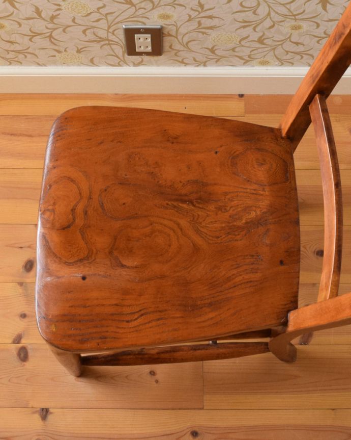 キッチンチェア　アンティーク チェア　シンプルな背もたれの可愛い木製椅子、アンティークのスクールチェア。座面には、座ぐりと言って、長時間座ってお話を聞いてもラクなようにお尻の形に彫が入っています。(k-1251-c)