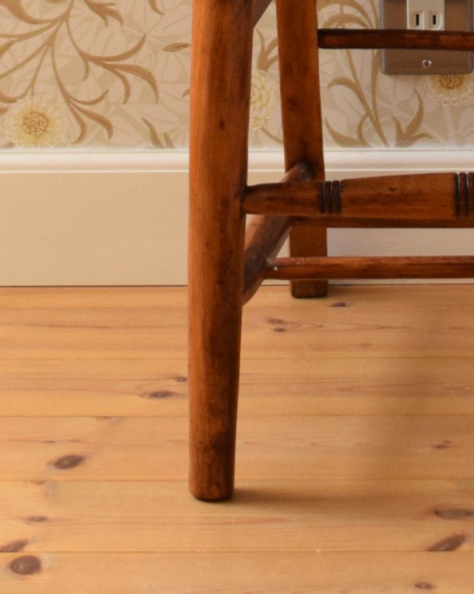 キッチンチェア　アンティーク チェア　シンプルな背もたれの可愛い木製椅子、アンティークのスクールチェア。きちんとお直ししていますので、大柄な男性でも安心してお掛け下さい。(k-1251-c)