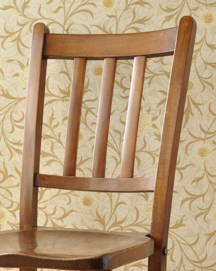 ダイニングチェア　アンティーク チェア　木製のナチュラルなスクールチェア、イギリス輸入のアンティーク椅子。木目や色は1脚1脚微妙に違いますが、どれもキレイに仕上げています。(k-1252-c)