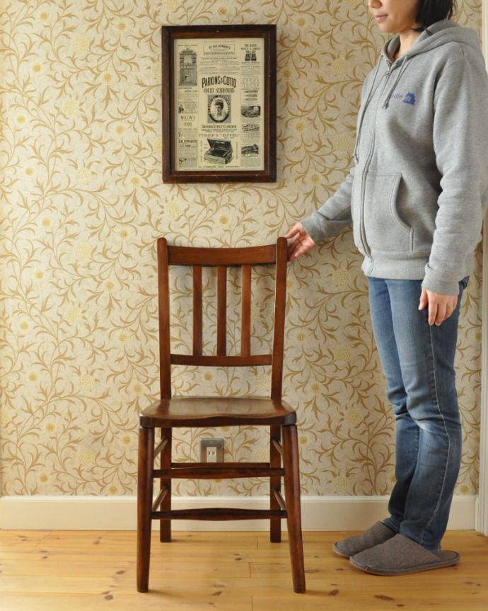 ダイニングチェア　アンティーク チェア　木製のナチュラルなスクールチェア、イギリス輸入のアンティーク椅子。どこか懐かしさを感じるデザインとシンプルさがスクールチェアの魅力です！（モデルの身長は159cmです）。(k-1252-c)