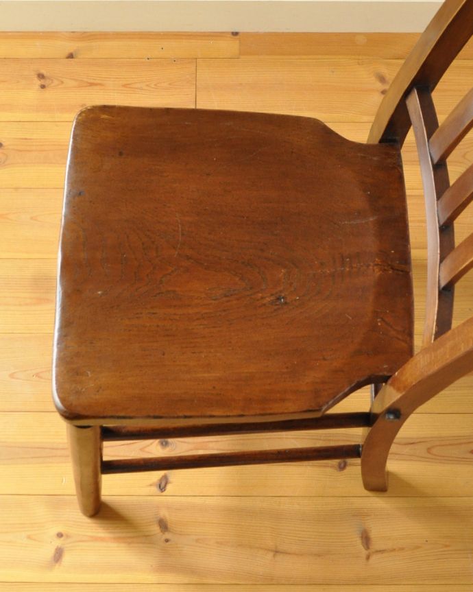 ダイニングチェア　アンティーク チェア　木製のナチュラルなスクールチェア、イギリス輸入のアンティーク椅子。座面には、座ぐりと言って、長時間座ってお話を聞いてもラクなようにお尻の形に彫が入っています。(k-1252-c)