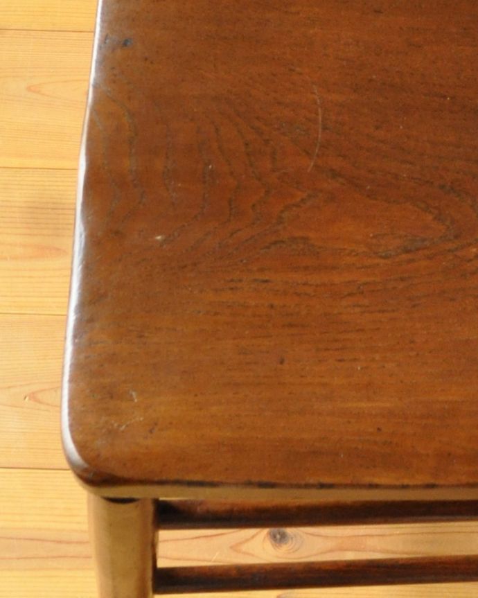 ダイニングチェア　アンティーク チェア　木製のナチュラルなスクールチェア、イギリス輸入のアンティーク椅子。角が丸いので、小さなお子さまがいるご家庭にも安心してお使い頂けます。(k-1252-c)