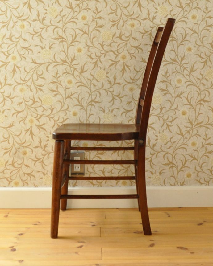 ダイニングチェア　アンティーク チェア　木製のナチュラルなスクールチェア、イギリス輸入のアンティーク椅子。アンティークなので、年月を経て、味わい深い色になっています。(k-1252-c)