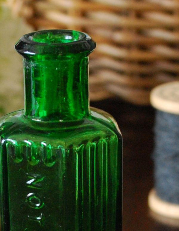 ナチュラルカントリースタイル　アンティーク雑貨　ディスプレイのアクセントになるグリーンのアンティークポイズンボトル　。エンボスロゴ入りの薬瓶です。(k-1254-z)