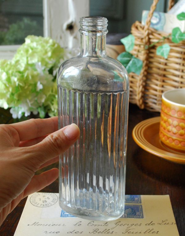 ナチュラルカントリースタイル　アンティーク雑貨　一輪挿しに使えるアンティークボトル、クリアなストライプボトル。ミルクや薬品、調味料など様々な用途で使われてきたアンティークボトルたちです。(k-1255-z)