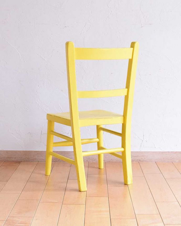 キッチンチェア　アンティーク チェア　イギリスから来た小さなアンティーク椅子、黄色のチャイルドチェア。後ろから見ても、やっぱり可愛い！新品ではない経年変化によるキズが、あたたかさを増してくれます。(k-1256-c)