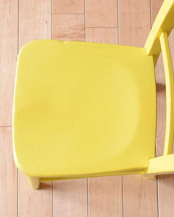 キッチンチェア　アンティーク チェア　イギリスから来た小さなアンティーク椅子、黄色のチャイルドチェア。座面の彫りも一人前板座に施された座繰り。(k-1256-c)