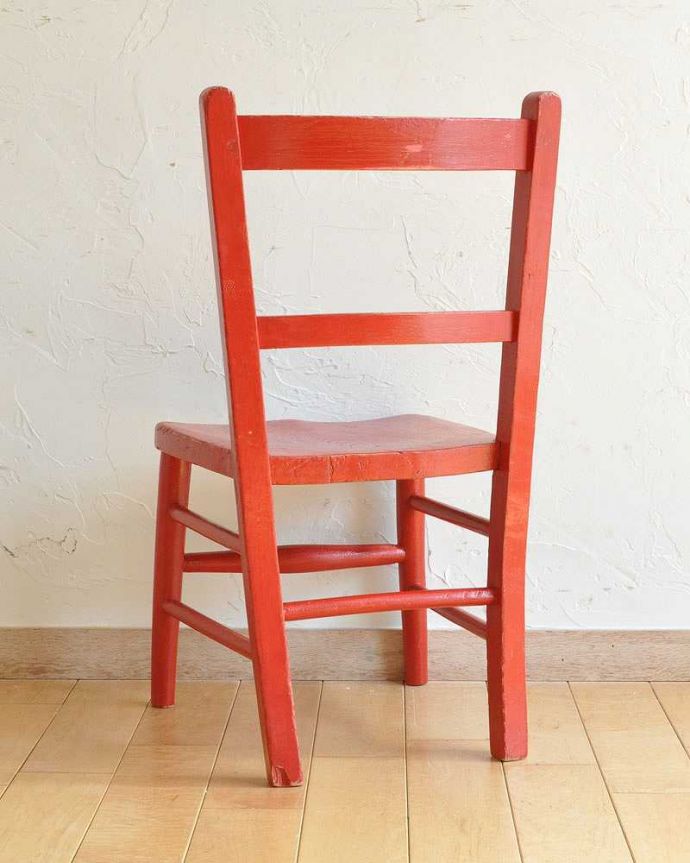 ダイニングチェア　アンティーク チェア　イギリスで見つけたアンティークペイント椅子、赤い色のチャイルドチェア。後ろから見ても、やっぱり可愛い！新品ではない経年変化によるキズが、あたたかさを増してくれます。(k-1257-c)