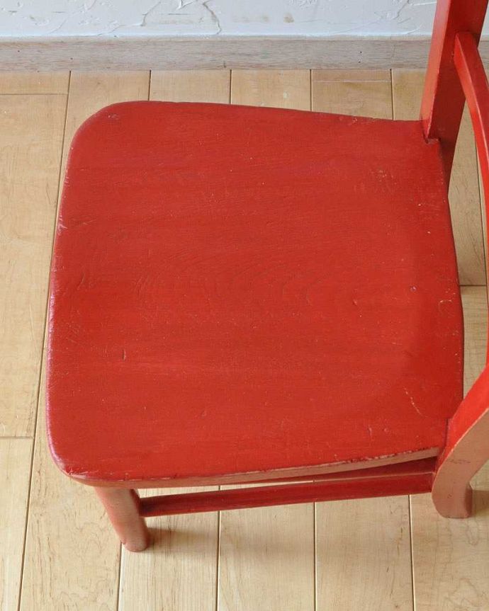 ダイニングチェア　アンティーク チェア　イギリスで見つけたアンティークペイント椅子、赤い色のチャイルドチェア。座面の彫りも一人前板座に施された座繰り。(k-1257-c)