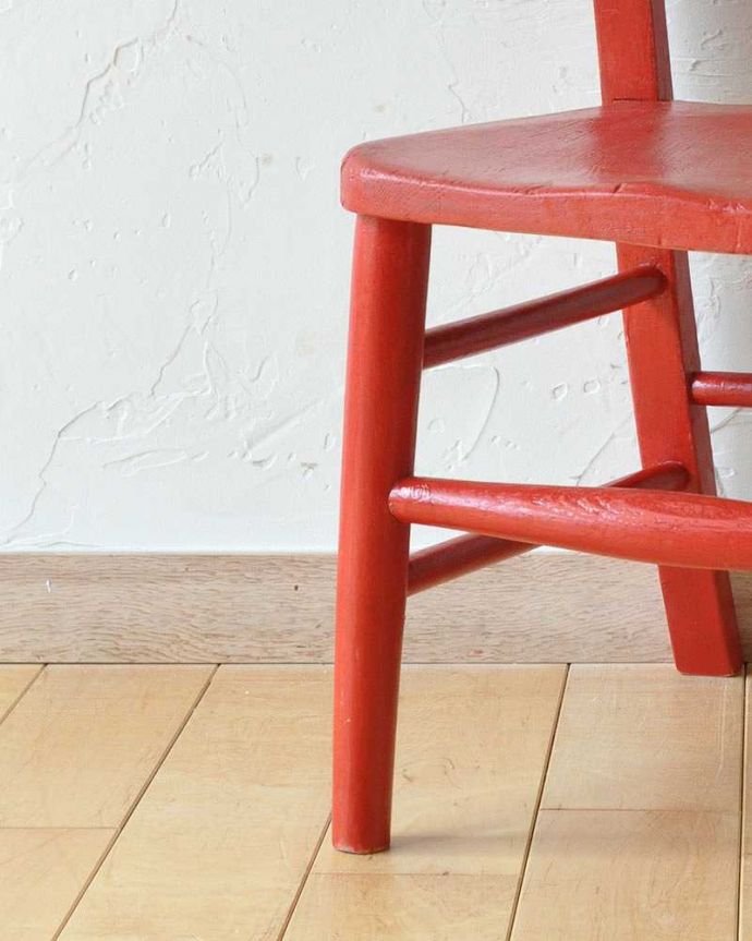 ダイニングチェア　アンティーク チェア　イギリスで見つけたアンティークペイント椅子、赤い色のチャイルドチェア。移動もラクラクHandleのアンティークは、脚の裏にフェルトキーパーをお付けしていますので、床を滑らせれば子どもでも移動が出来ます。(k-1257-c)
