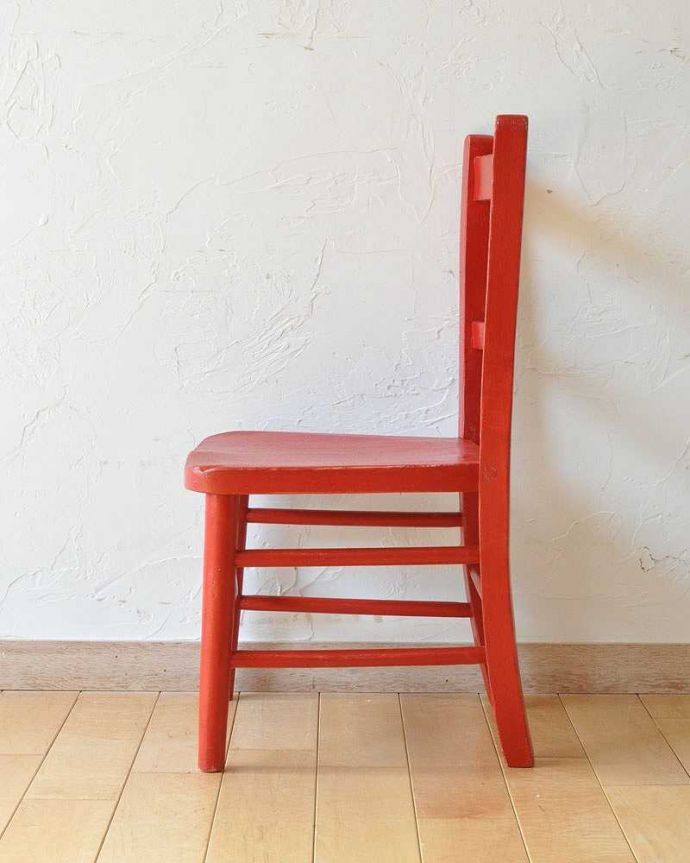 ダイニングチェア　アンティーク チェア　イギリスで見つけたアンティークペイント椅子、赤い色のチャイルドチェア。横から見ても可愛い もちろん、横顔だって可愛いんです。(k-1257-c)