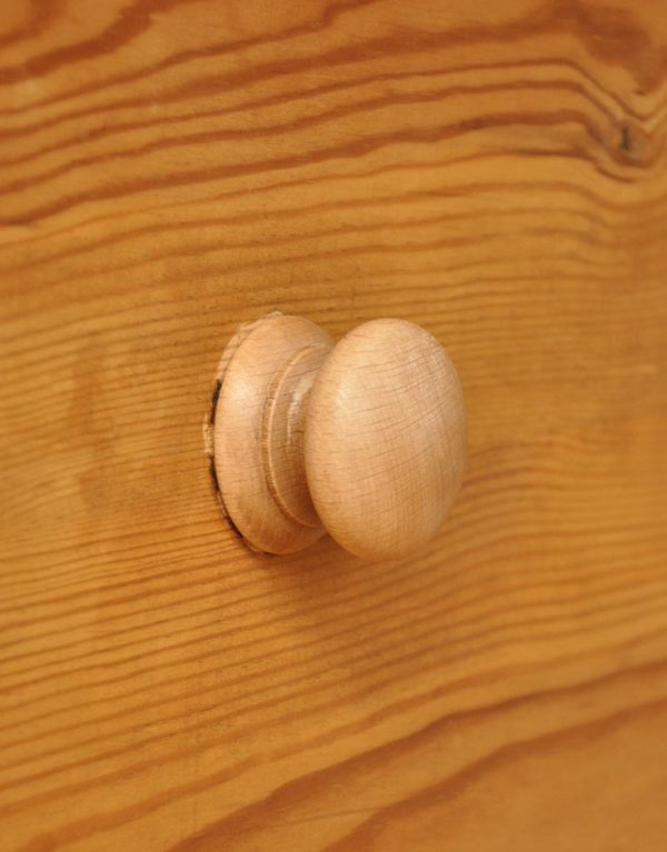 アンティークのチェスト　アンティーク家具　パイン材を使ったイギリスのアンティーク家具、可愛いチェスト（３段）。真ん丸な握りやすい取っ手。(k-1257k-f)