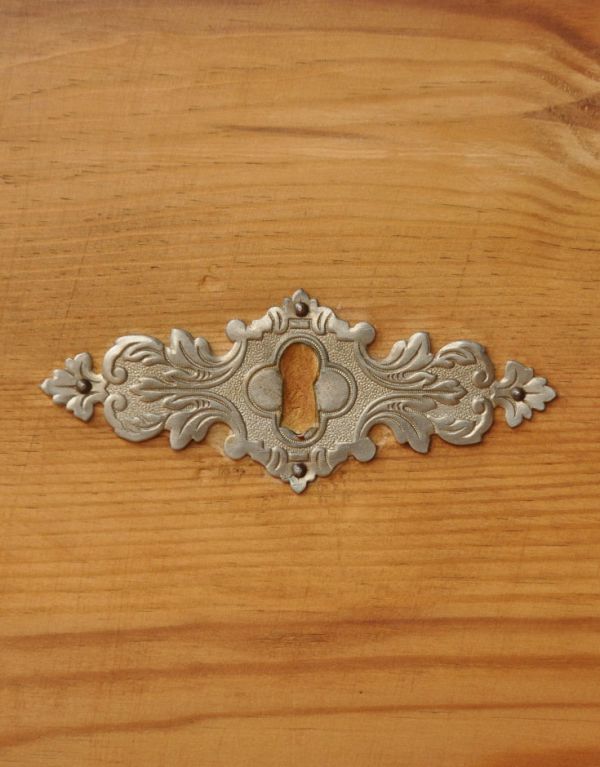 アンティークのチェスト　アンティーク家具　パイン材を使ったイギリスのアンティーク家具、可愛いチェスト（３段）。鍵穴の飾りが付いています。(k-1257k-f)