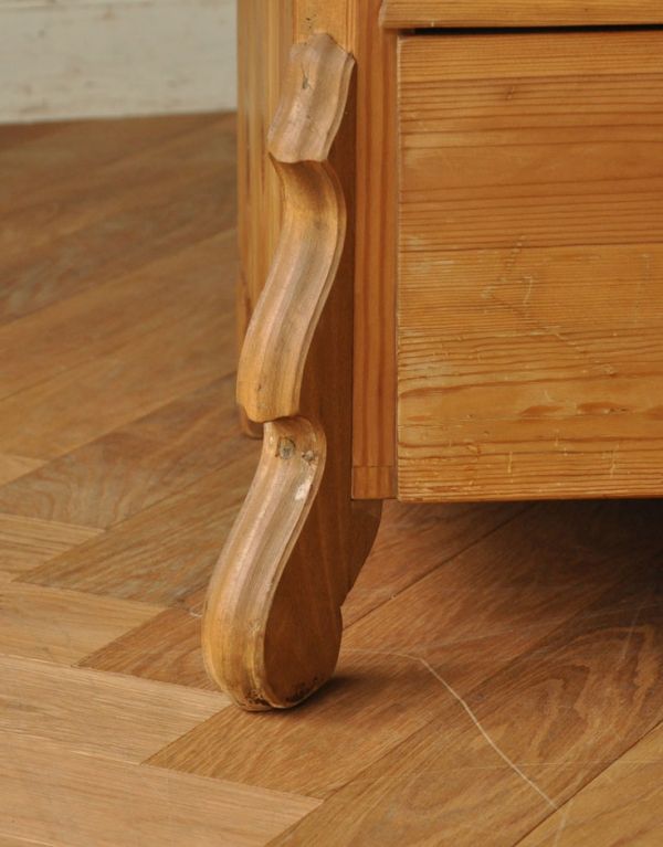 アンティークのチェスト　アンティーク家具　パイン材を使ったイギリスのアンティーク家具、可愛いチェスト（３段）。土台がしっかり支えています。(k-1257k-f)