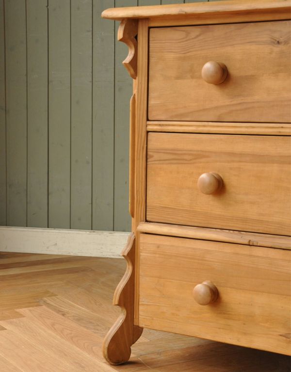 アンティークのチェスト　アンティーク家具　パイン材を使ったイギリスのアンティーク家具、可愛いチェスト（３段）。両サイドに繊細なカッティングが施されています。(k-1257k-f)