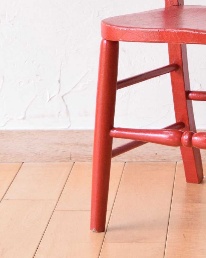イギリスで見つけたアンティーク椅子、赤い色のチャイルドチェア