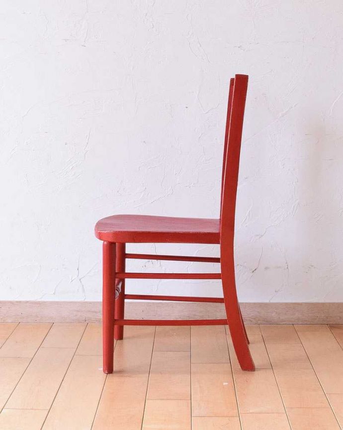 イギリスで見つけたアンティーク椅子、赤い色のチャイルドチェア（ペイントチェア）
