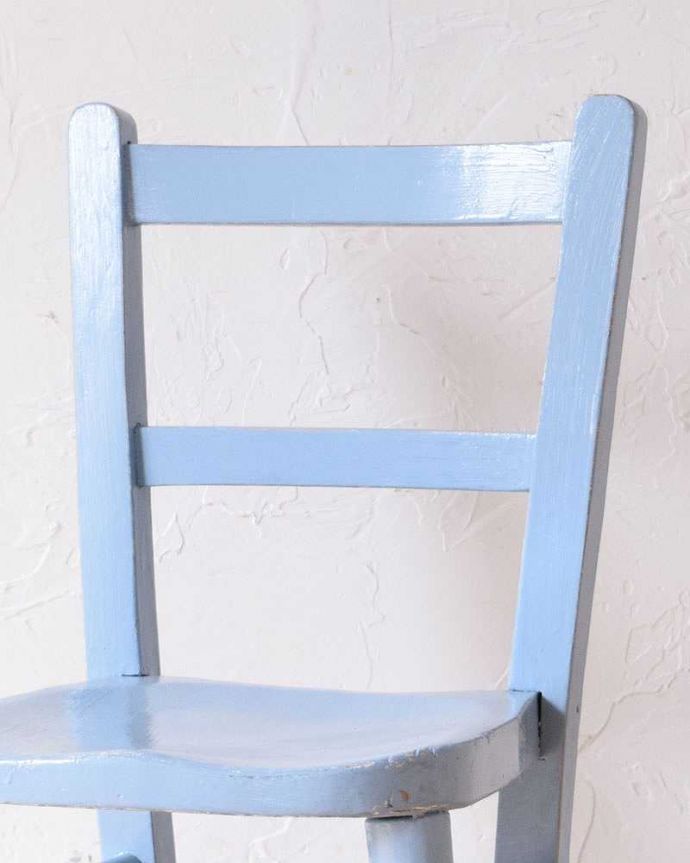 ダイニングチェア　アンティーク チェア　イギリスから来た小さなアンティークの椅子、お洒落な淡いブルーペイントのチャイルドチェア。木目や色は1脚1脚微妙に違いますが、どれもキレイに仕上げています。(k-1259-c)