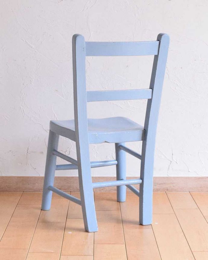ダイニングチェア　アンティーク チェア　イギリスから来た小さなアンティークの椅子、お洒落な淡いブルーペイントのチャイルドチェア。持ち運びも楽チンですよ。(k-1259-c)