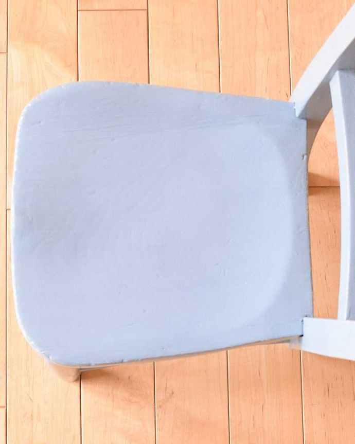 ダイニングチェア　アンティーク チェア　イギリスから来た小さなアンティークの椅子、お洒落な淡いブルーペイントのチャイルドチェア。座ぐりしてあるので座りやすいですよ。(k-1259-c)