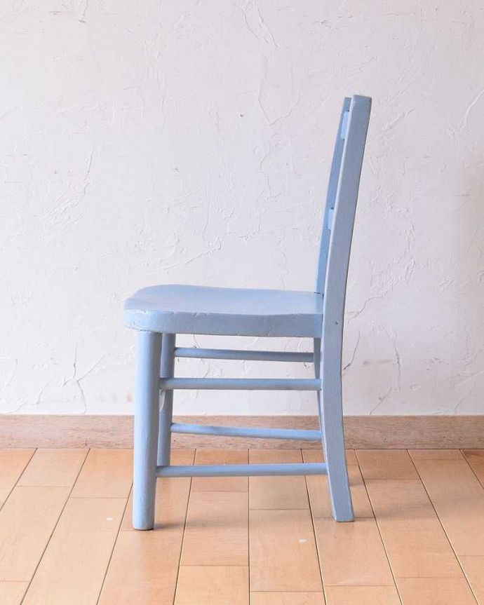 ダイニングチェア　アンティーク チェア　イギリスから来た小さなアンティークの椅子、お洒落な淡いブルーペイントのチャイルドチェア。爽やかなブルーがお部屋の挿し色に最適です。(k-1259-c)