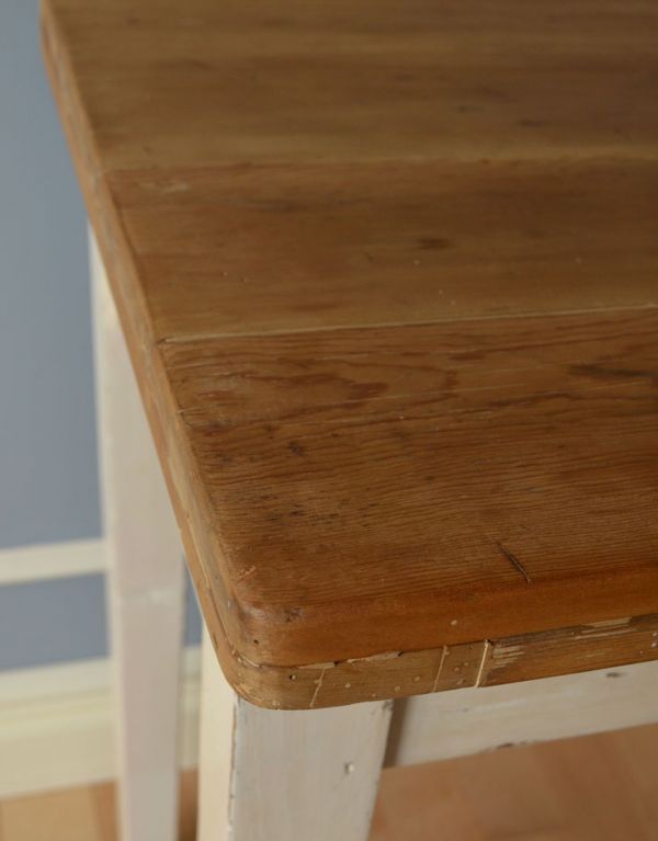 ロイドテーブル　アンティーク家具　フランスのアンティーク家具、ホワイトペイントのコンソールテーブル。角が丸いので小さなお子様にも安心です。(k-1259k-f)