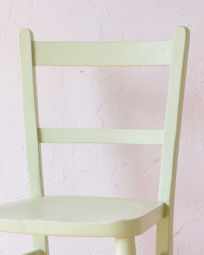 キッチンチェア　アンティーク チェア　イギリスから来た小さなアンティーク椅子、パステルカラーのチャイルドチェア。木目や色は1脚1脚微妙に違いますが、どれもキレイに仕上げています。(k-1260-c)