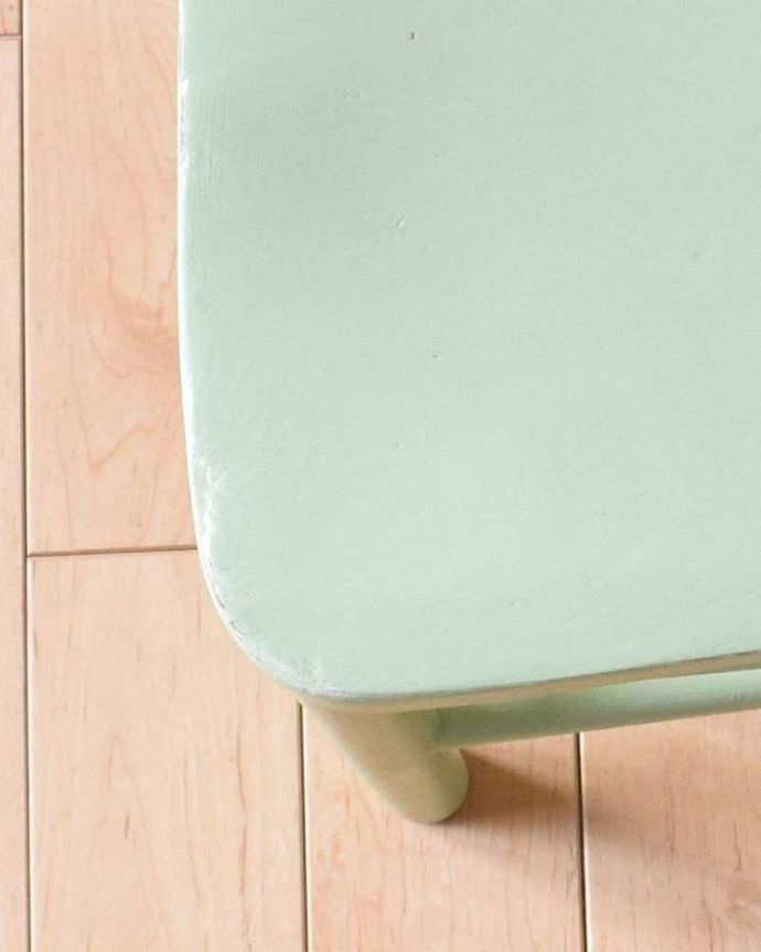 キッチンチェア　アンティーク チェア　イギリスから来た小さなアンティーク椅子、パステルカラーのチャイルドチェア。アンティークは新品ではないので、年月を経て、キズや汚れが付き、風合いが増しています。(k-1260-c)