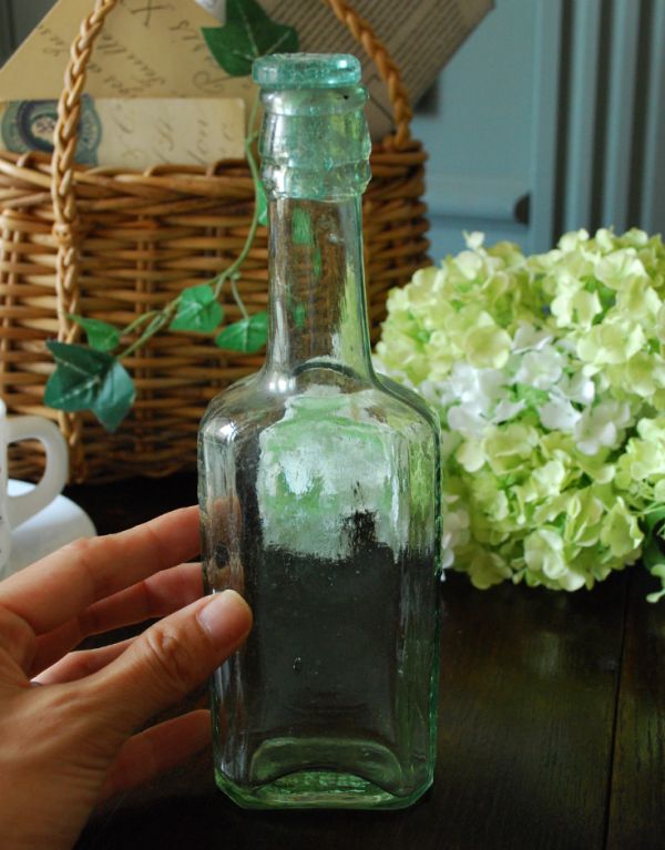 ナチュラルカントリースタイル　アンティーク雑貨　珍しい！蓋付きのアンティークガラスボトル。ブルーグリーンがとってもキレイなガラスボトルです。(k-1261-z)