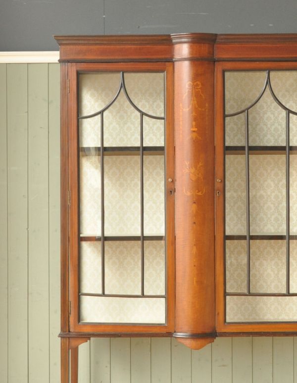 アンティークのキャビネット　アンティーク家具　アンティークの大きな英国家具、リボンの象嵌のガラスキャビネット（ショーケース）。扉に描かれた彫りの繊細さにうっとり･･･細工の細かい職人技が光る彫り。(k-1261k-f)