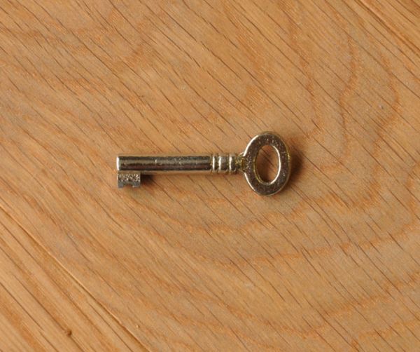 アンティークのキャビネット　アンティーク家具　アンティークの大きな英国家具、リボンの象嵌のガラスキャビネット（ショーケース）。アンティークの鍵です。(k-1261k-f)