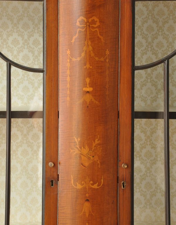 アンティークのキャビネット　アンティーク家具　アンティークの大きな英国家具、リボンの象嵌のガラスキャビネット（ショーケース）。上品で美しい象嵌象嵌とは模様に沿って異なる木材を埋め込んで絵を描いたものなんです。(k-1261k-f)