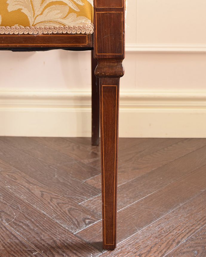 サロンチェア　アンティーク チェア　象嵌が入った貴重な英国アンティーク、美しい背もたれのアームチェア。脚先まで象嵌が入っています。(k-1264-c)