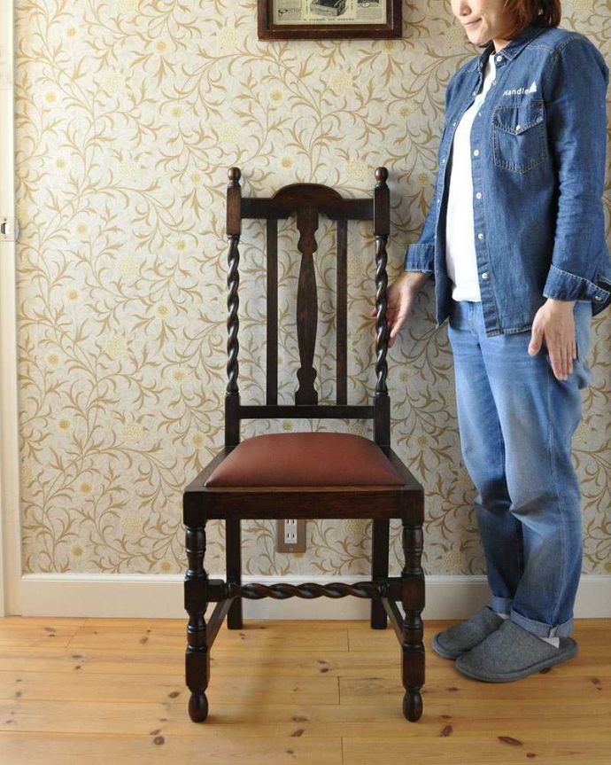ツイストデザイン　アンティーク チェア　英国輸入のアンティーク椅子、ツイストラインが美しいオークチェア。クラシカルで英国の雰囲気が漂うチェア。(k-1266-c)