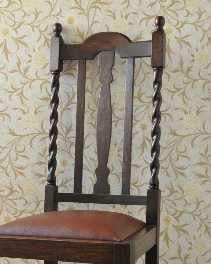 ツイストデザイン　アンティーク チェア　英国輸入のアンティーク椅子、ツイストラインが美しいオークチェア。木目や色は1脚1脚微妙に違いますが、どれもキレイに仕上げています。(k-1266-c)