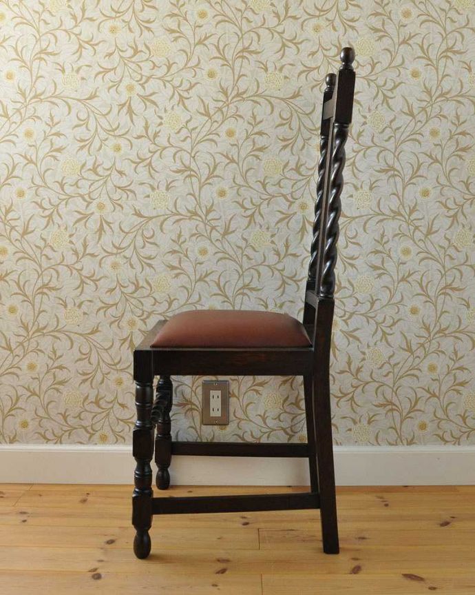 ツイストデザイン　アンティーク チェア　英国輸入のアンティーク椅子、ツイストラインが美しいオークチェア。横から見ても綺麗な装飾が楽しめます。(k-1266-c)