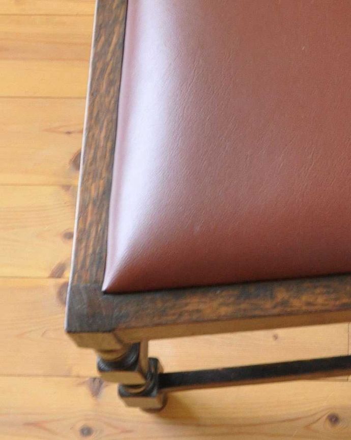 ツイストデザイン　アンティーク チェア　英国輸入のアンティーク椅子、ツイストラインが美しいオークチェア。座面の張り地は、新しい生地に張替えています。(k-1266-c)