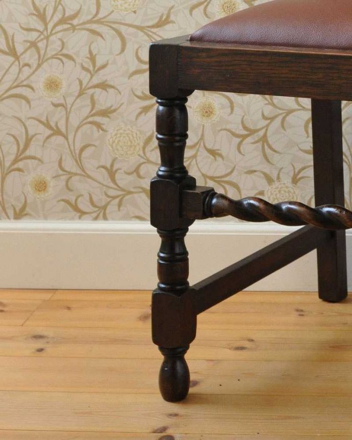 ツイストデザイン　アンティーク チェア　英国輸入のアンティーク椅子、ツイストラインが美しいオークチェア。脚の先まで装飾が美しいチェアです。(k-1266-c)