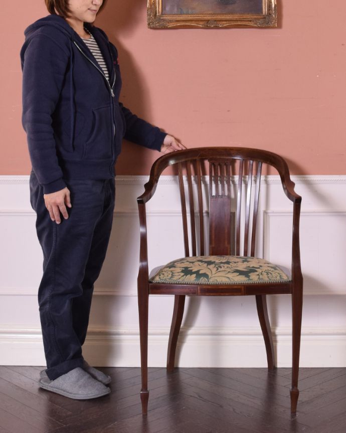 サロンチェア　アンティーク チェア　英国から届いたアンティークの椅子、象嵌の装飾入りの布張りのアームチェア。上品な雰囲気が漂うチェア。(k-1269-c)