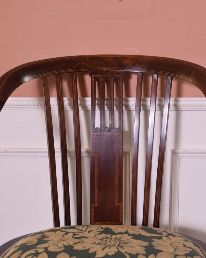 サロンチェア　アンティーク チェア　英国から届いたアンティークの椅子、象嵌の装飾入りの布張りのアームチェア。繊細な彫が施された芸術品のように美しいチェアです。(k-1269-c)