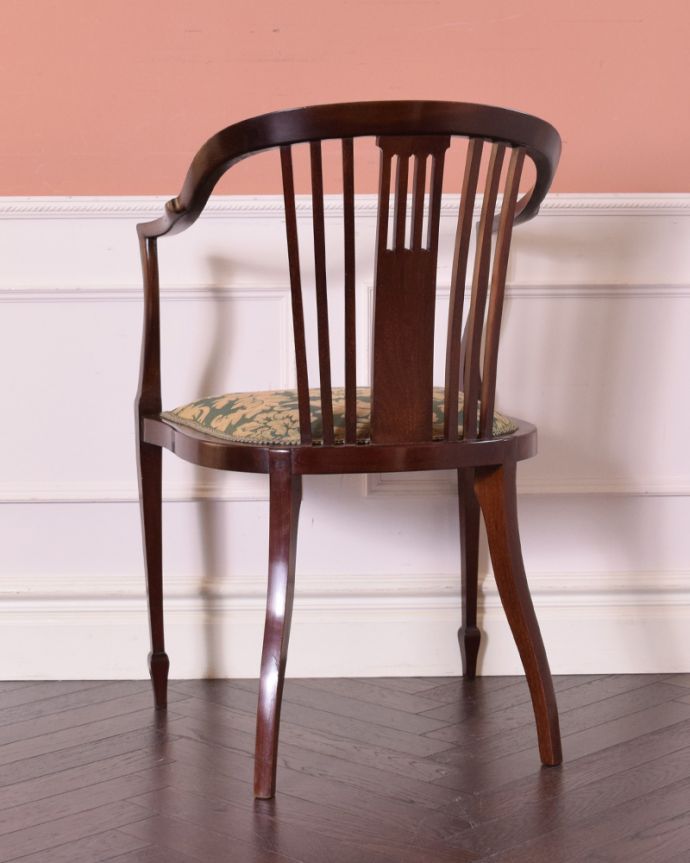 サロンチェア　アンティーク チェア　英国から届いたアンティークの椅子、象嵌の装飾入りの布張りのアームチェア。アンティークは新品ではないので、もちろん経年変化によるキズはありますが、専門の職人が目立たないようキレイにお直しをしているので、後姿までキレイです。(k-1269-c)