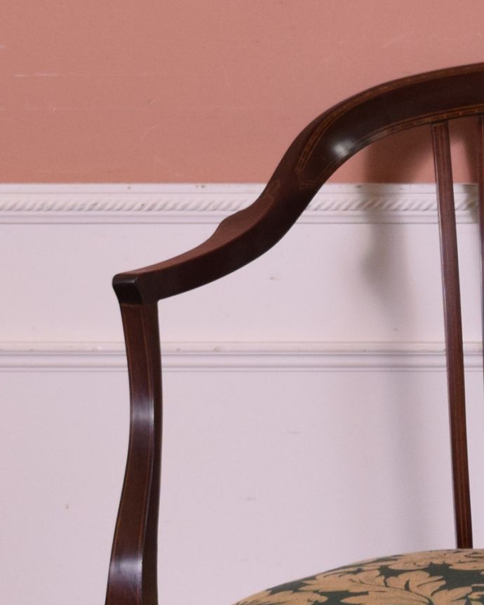 サロンチェア　アンティーク チェア　英国から届いたアンティークの椅子、象嵌の装飾入りの布張りのアームチェア。肘掛けがあります。(k-1269-c)