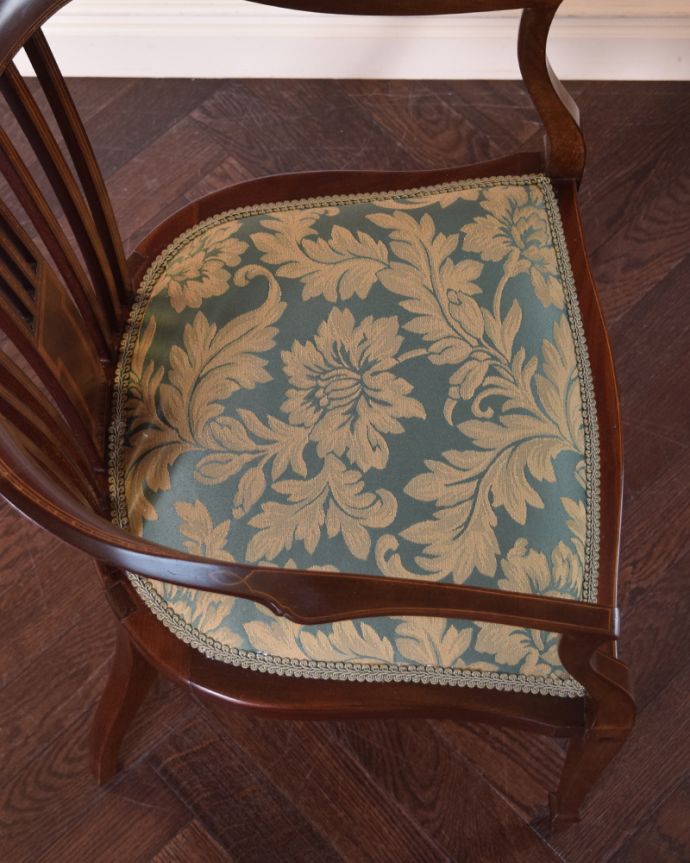 サロンチェア　アンティーク チェア　英国から届いたアンティークの椅子、象嵌の装飾入りの布張りのアームチェア。座面は布が貼ってあるので、長時間座っても疲れません。(k-1269-c)